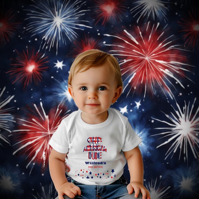 Camiseta Um americano 4 de julho Red White Blue Birthday (One American Dude 4 July Red White Blue Birthday Baby T-Shirt)