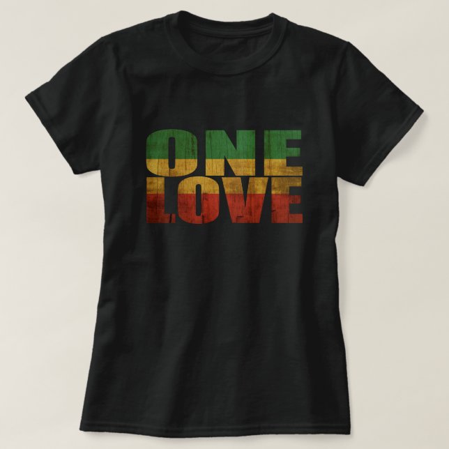 Camiseta UM AMOR Vermelho, Dourado e Verde (Frente do Design)