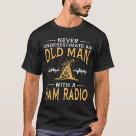 Camiseta Um ancião com um radioamador