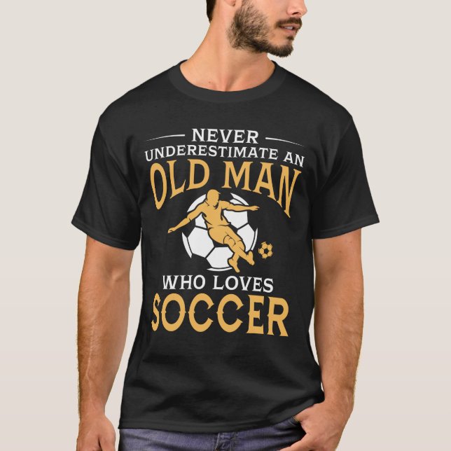 Camiseta Um ancião que ame o futebol (Frente)