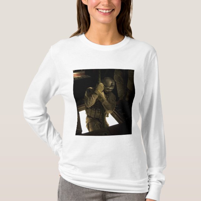 Camiseta Um assistente da Força Aérea dos EUA começa sua de (Frente)