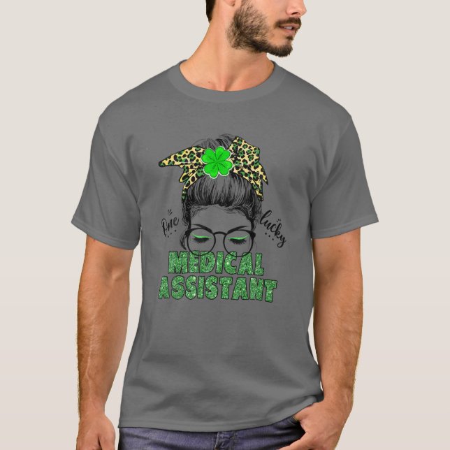 Camiseta Um Assistente Médico Sortudo - Dia de São Patrício (Frente)