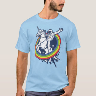Camiseta Um astronauta cavalgando um unicórnio através de u