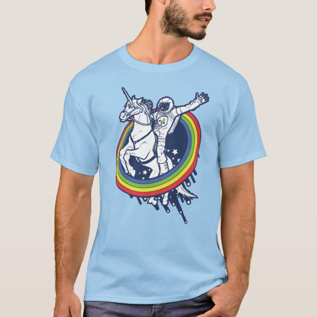 Camiseta Um astronauta cavalgando um unicórnio através de u (Frente)