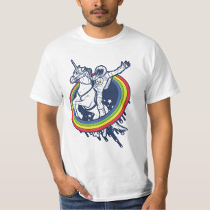 Camiseta Um astronauta que monta um uncorn através de um
