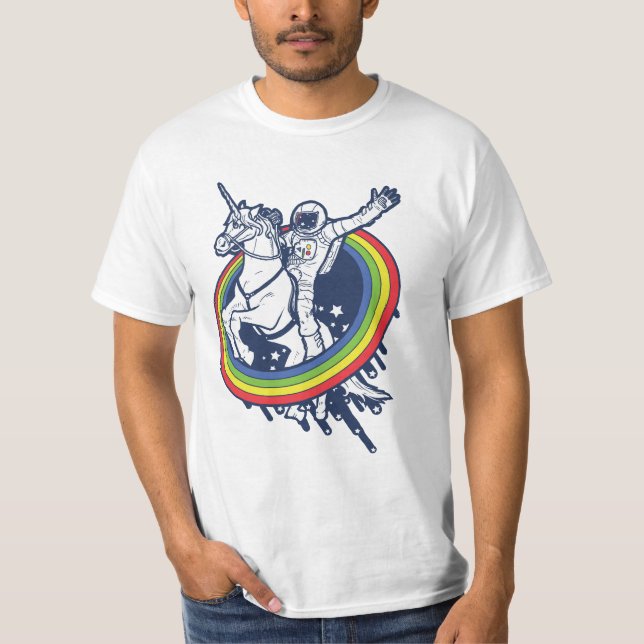 Camiseta Um astronauta que monta um uncorn através de um (Frente)