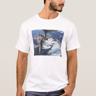 Camiseta Um avião de F-15C Eagle senta-se atrás de um