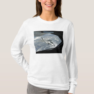 Camiseta Um banco de Raptor F-22 longe de um KC-135