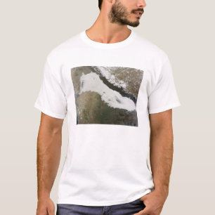 Camiseta Um banco grosso de baixas nuvens