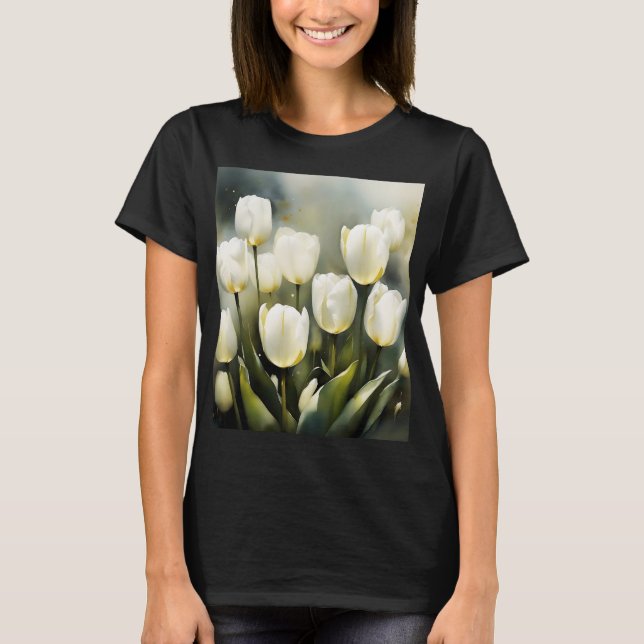 Camiseta Um bando de Tulipas Brancas em um Jardim Serene (Frente)