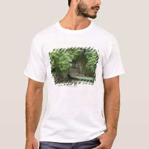 Camiseta Um barco da fileira Roped em algumas escadas ao