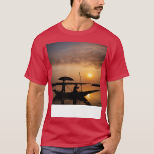 Camiseta Um barco no delta do Mekong, no Vietnã, no Sunset