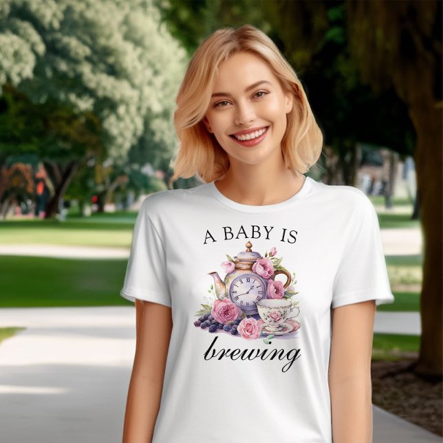 Camiseta Um bebê está a criar bule de chá ventiço e bótulos (A baby is brewing shirt from my Vintage Tea Party Baby Shower Collection)
