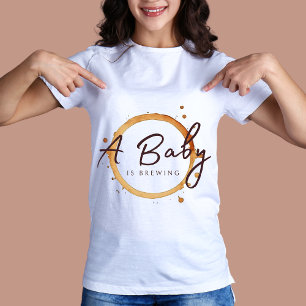 Camiseta Um Bebê Está Fazendo Chá de fraldas De Café