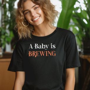 Camiseta Um Bebê está sendo Preparado em Letras de Teia de