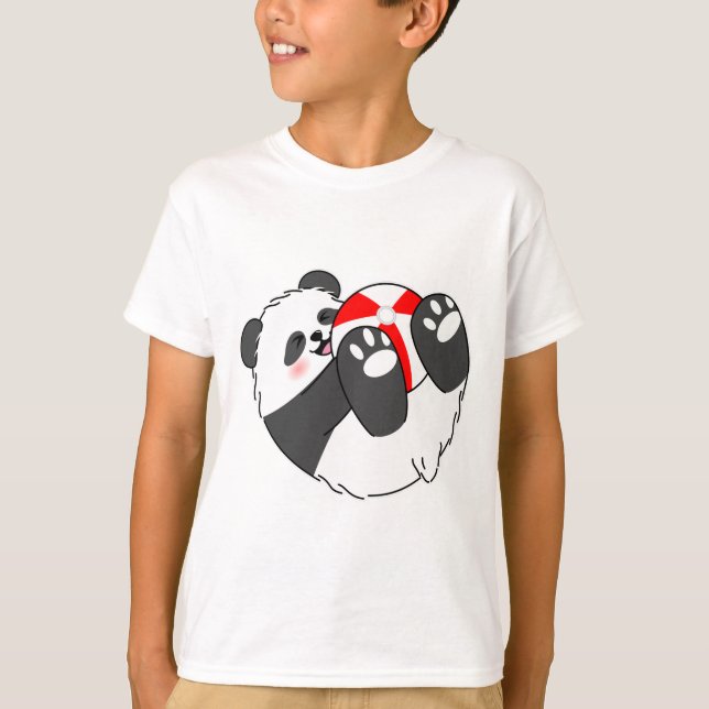 Camiseta Um Bebê Panda Fofo Brincando com uma Bola (Frente)