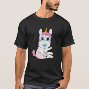 Camiseta Um bebê unicórnio bonito com cabelo cor-de-rosa