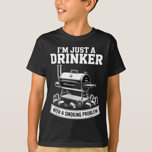 Camiseta Um Bebedor Com Um Problema De Fumo Grelhando Papai (Frente)