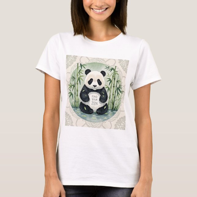 Camiseta Um belo e grande panda Chubby sentado num lótus (Frente)
