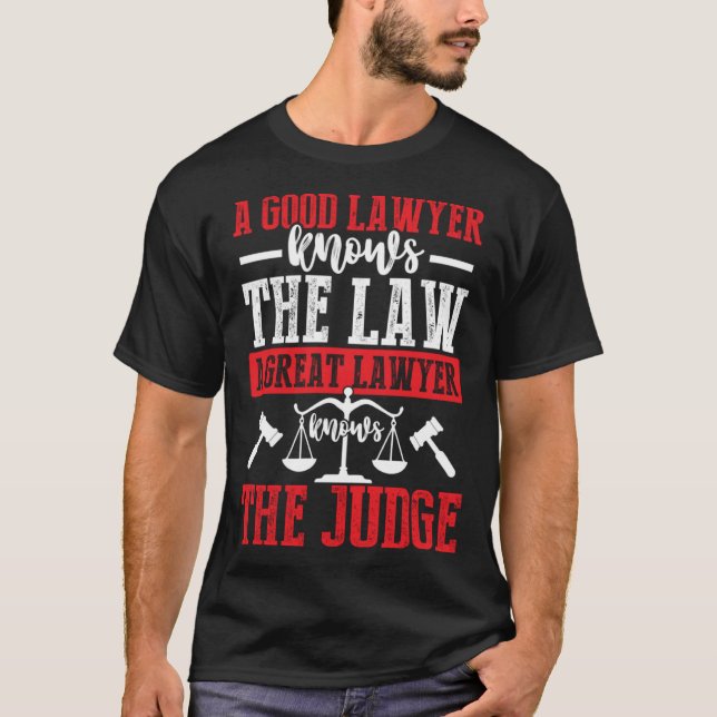 Camiseta Um bom advogado conhece os Professores de Direito (Frente)