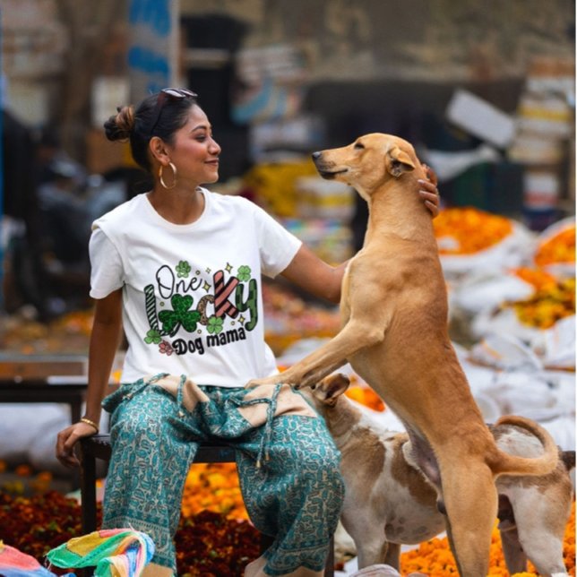 Camiseta Um Cachorro Sortudo Mãe (Criador carregado)