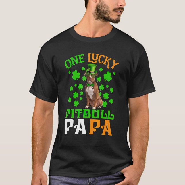 Camiseta Um Cachorro Sortudo Papai Pitbull Marrom Dia de Sã (Frente)