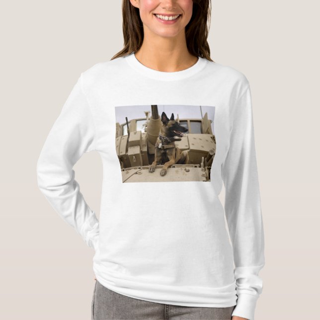 Camiseta Um cão de trabalho militar senta-se num M2A3 (Frente)