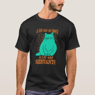Camiseta Um Cão Tem Um Dono Um Gato Tem Servos