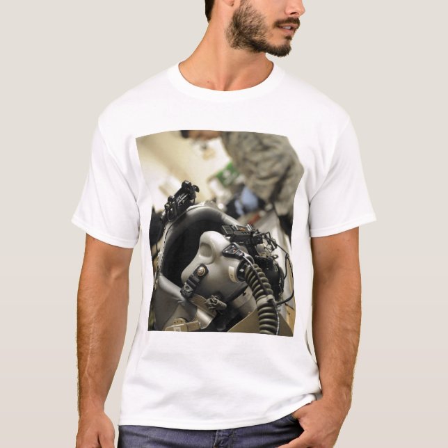 Camiseta Um capacete de tripulante de voo totalmente montad (Frente)