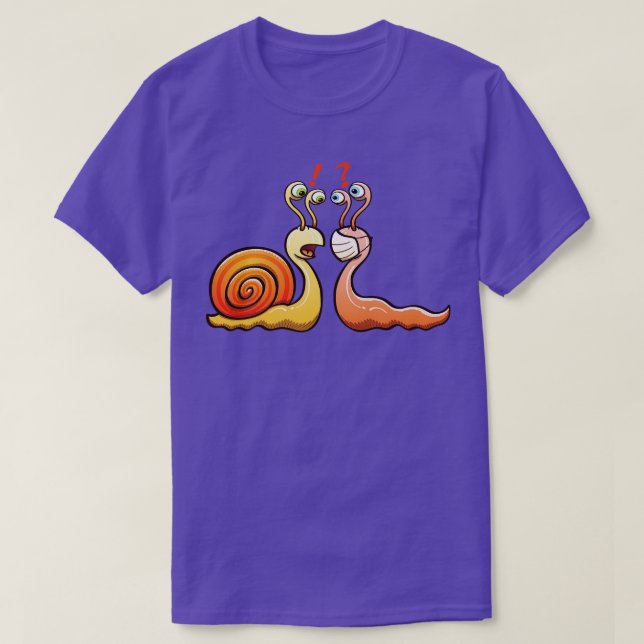 Camiseta Um carregando de caracol sua casca e uma lesma ves (Frente do Design)
