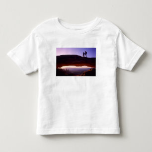 Camiseta Um casal assiste ao nascer do sol do áop Mesa Arc