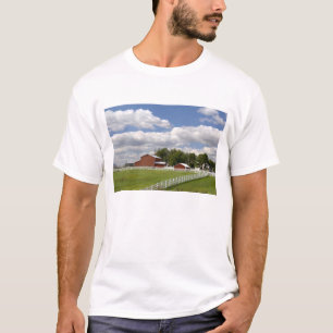 Camiseta Um celeiro vermelho e fazenda em Pamona, Kansas.