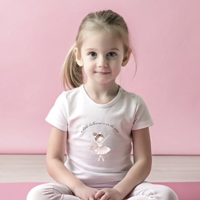 Camiseta Um Chá de fraldas Ballerina Watercolor Girl (A Little Ballerina Watercolor Girl Baby Shower Baby T-Shirt)