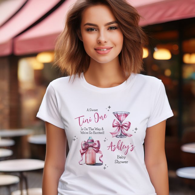 Camiseta Um Chá de fraldas Tini Um Pink Coquette Girl ("A Sweet Tini One Is On the Way . . ." Coquette Bows Martini | Bottle Girl Baby Shower T-Shirt)