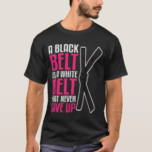Camiseta Um Cinturão Negro É Um Cinturão Branco Que Nunca D