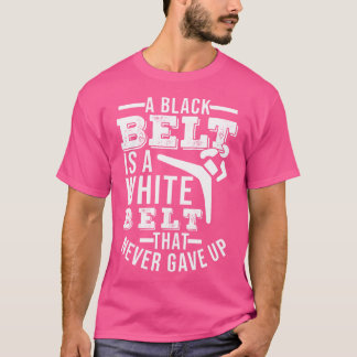 Camiseta Um Cinturão Negro É Um Cinturão Branco Que Nunca D