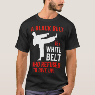 Camiseta Um Cinturão Negro É Um Cinturão Branco Que Nunca D
