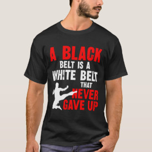 Camiseta Um Cinturão Negro É Um Cinturão Branco Que Nunca D