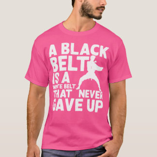 Camiseta Um Cinturão Negro É Um Cinturão Branco Que Nunca D
