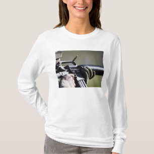 Camiseta Um círculo voa da câmara de um M-16A2