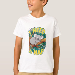 Camiseta Um coala dormindo em uma árvore com "Preciso de um