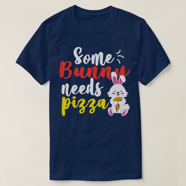 Camiseta Um coelhinho precisa de pizza dia de Páscoa engraç (Frente do Design)
