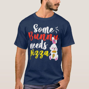 Camiseta Um coelhinho precisa de pizza dia de Páscoa engraç
