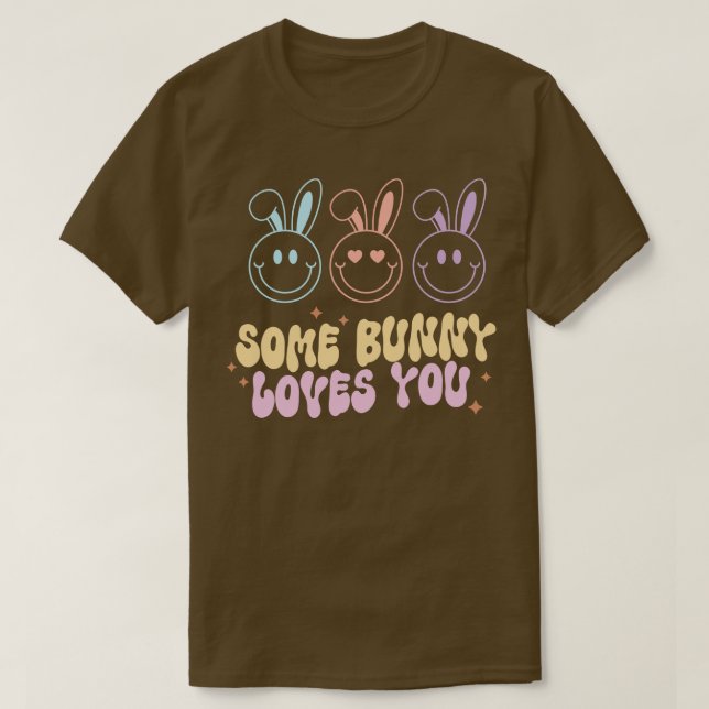 Camiseta Um Coelhinho Te Ama Um Presente De Páscoa Feliz (Frente do Design)