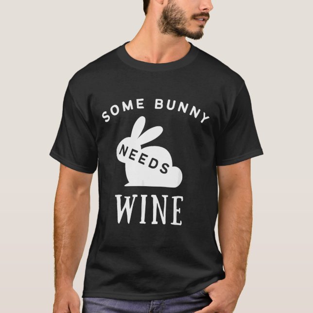 Camiseta Um coelho precisa de Páscoa de Bebendo de vinho (Frente)