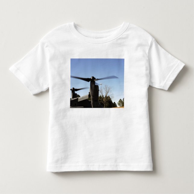 Camiseta Um CV-22 Osprey se prepara para decolar (Frente)