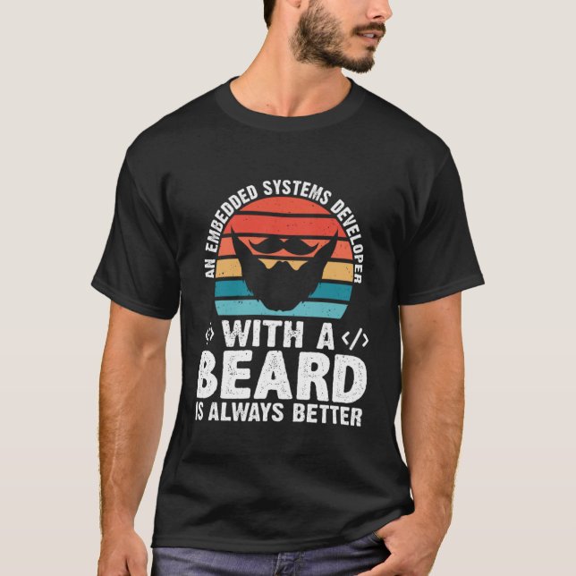 Camiseta Um Desenvolvedor de Sistemas Embarcados Com Barba  (Frente)