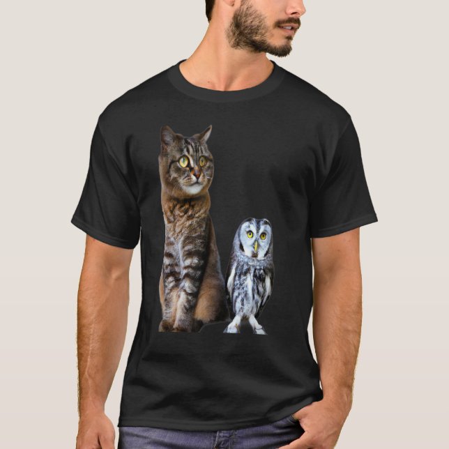 Camiseta Um design de GATO E CORUJA (Frente)