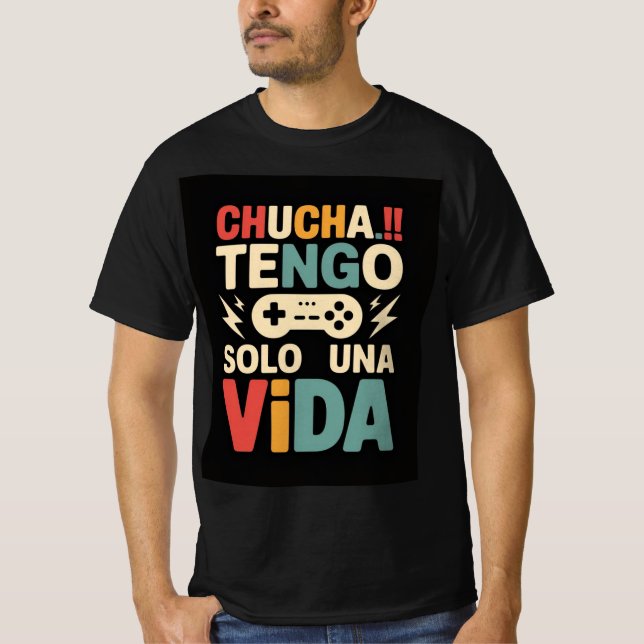 Camiseta Um design gráfico com o texto Chucha!! -TENGO SOL (Frente)
