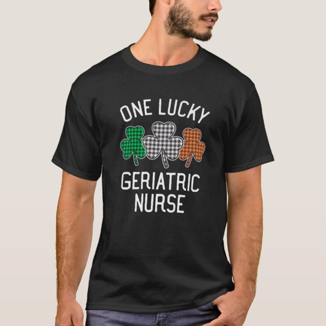 Camiseta Um Dia de São Patrício de Enfermeira Geriátrica Ir (Frente)